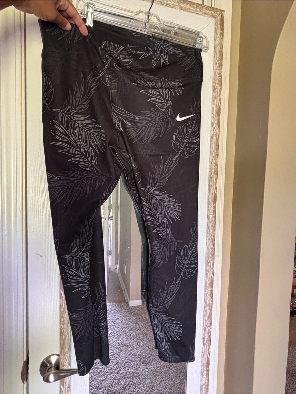 Nike Black Tropical-Print Athletic Leggings